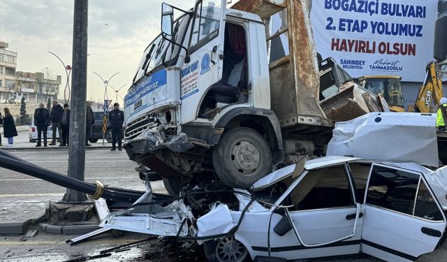 Gaziantep'te çekicinin trafik ışıklarında bekleyen 6 araca çarpması sonucu 3 kişi yaralandı