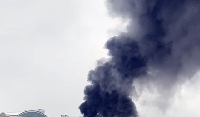 İstanbul'da plastik üretimi yapılan iş yerinde çıkan yangın hasara yol açtı