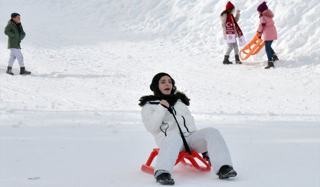 Kar kalınlığının 154 santimetre ölçüldüğü Sarıkamış Kayak Merkezi'ndeki turizmciler mutlu