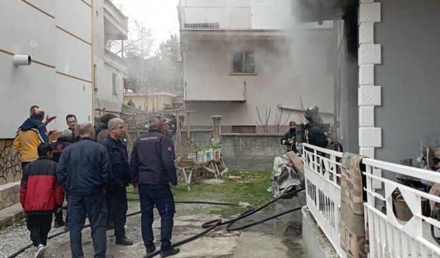 Karaman'da 4 katlı binanın zemin katında çıkan yangında hasar oluştu