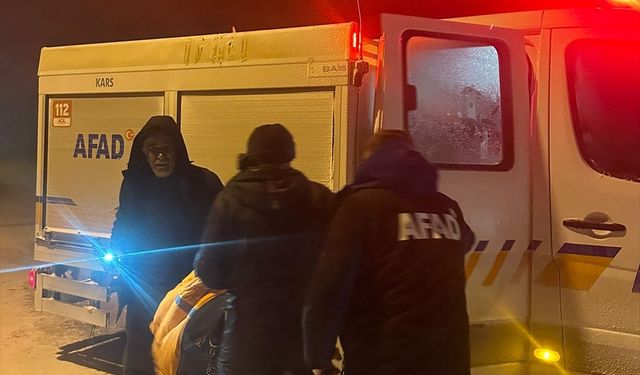 Kars'ta kar ve tipi nedeniyle yolda mahsur kalan 3 kişi kurtarıldı