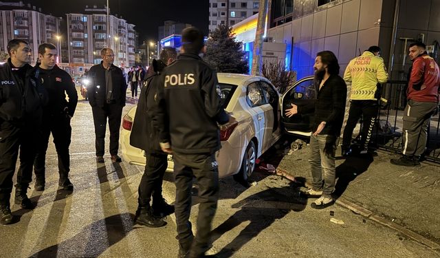 Kayseri'de trafik kazasında anne ve kızı yaralandı