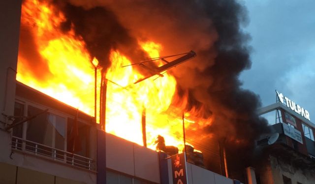 Mersin'de iş yerinde çıkan yangın söndürüldü