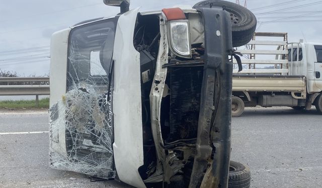 Sakarya'da devrilen minibüsteki 4 kişi yaralandı