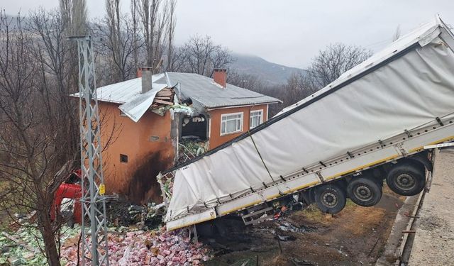 Sivas'ta evin bahçesine devrilen tırdaki 1 kişi yaralandı