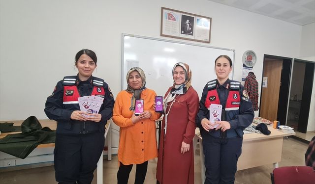 Sivas'ta jandarma ekipleri kadın kursiyerlere KADES'i anlatıldı