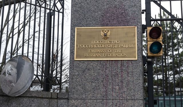 Washington'daki Rus büyükelçiliğinin duvarına kırmızı boya ile "Navalnıy tepkisi"