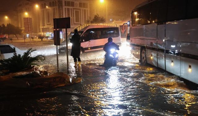 Antalya'da yağışlar eğitimi de olumsuz etkiledi: Okullar tatil edildi
