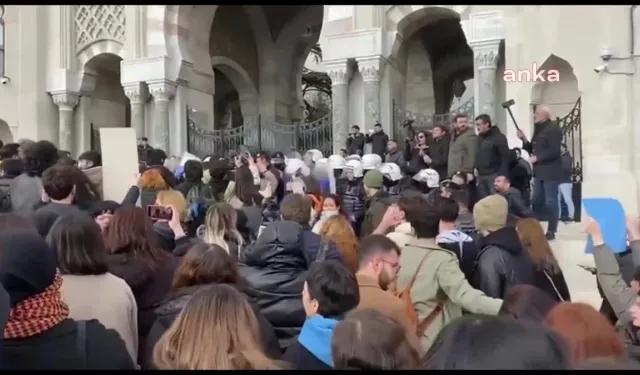 Beyazıt'ta öğrenciler açık üniversite uygulamasını protesto etti