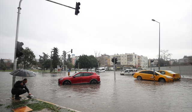 Antalya'da sel alarmı: "Evlerden çıkmayın"