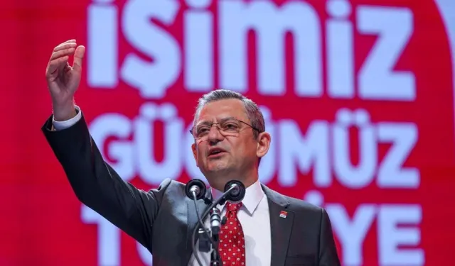 CHP Genel Başkanı Özel: AKP İzmir'de afişlerinde ampulü gizliyor