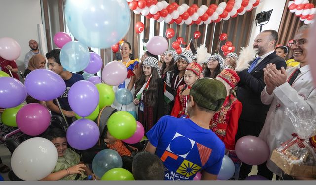 23 Nisan Çocuk Şenliği için Türkiye'ye gelen çocuklar hastanede yaşıtlarını ziyaret etti