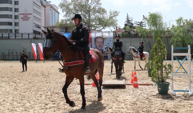Eğitimlerini başarıyla tamamlayan atlı polisler sertifikalarını aldı