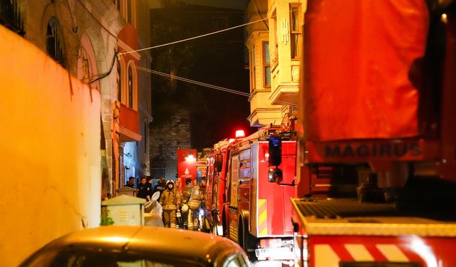 Fatih’te 4 katlı binada çıkan yangında 2 kişi yaralandı