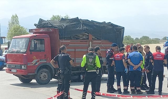 İzmir'de kamyonla çarpışan motosikletteki bekçi öldü