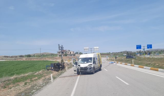 Konya'da minibüsle tarım aracının çarpıştığı kazada 1 kişi yaşamını yitirdi