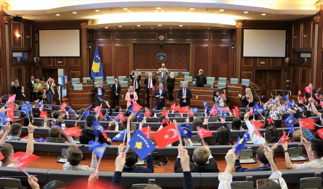 Kosova'da Türkçe eğitim gören öğrenciler Kosova Meclisini ziyaret etti