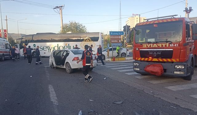 Mardin'de otomobil ile hafif ticari aracın çarpışması sonucu 4 kişi yaralandı