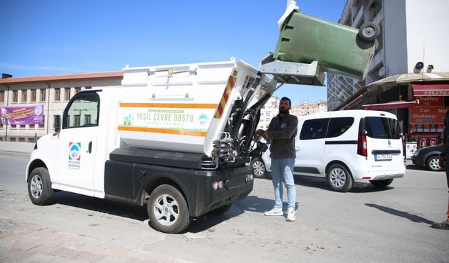 Melikgazi Belediyesi, yüzde 100 elektrikli ve yerli çöp toplama aracı satın aldı