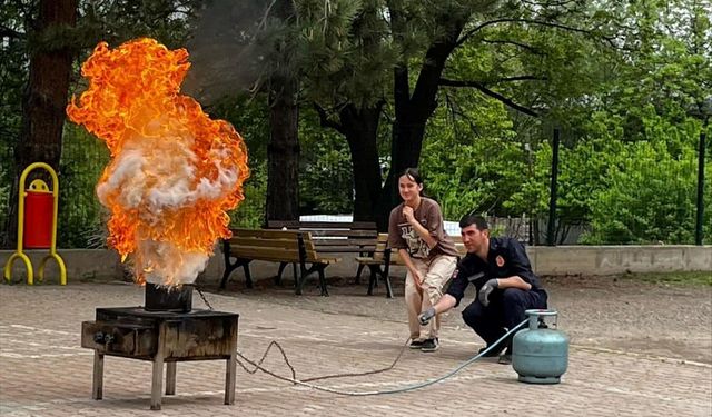 Suşehri'nde öğrencilere yangın ve deprem eğitimi verildi