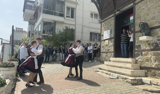Tekirdağ'ı gezen Macar öğrenciler, halk oyunları gösterisi sundu