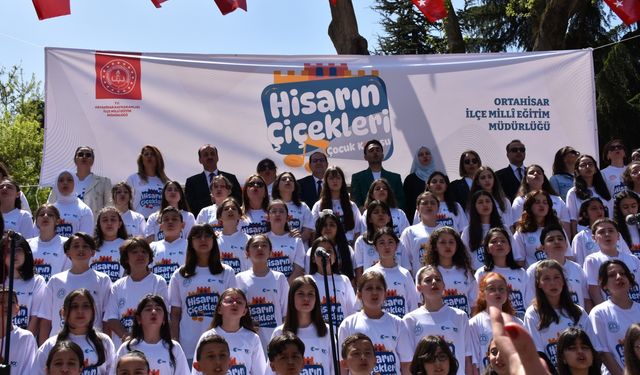 Trabzon'da 150 ilkokul öğrencisinden kurulu çocuk korosu konser verdi