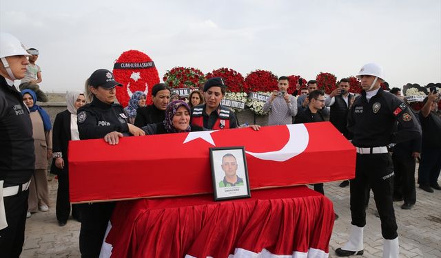 Trafik kazasında şehit olan polis memuru Emrah Büke Konya'da toprağa verildi