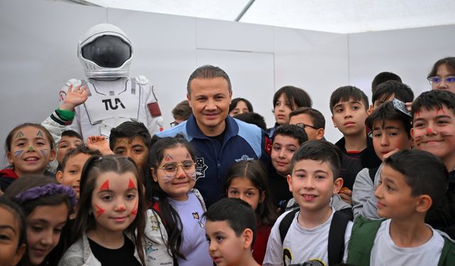 Türkiye'nin ilk astronotu Gezeravcı, "Meclis Bahçesi Çocuk Bahçesi ve Bilim Şenliği"nde konuştu: