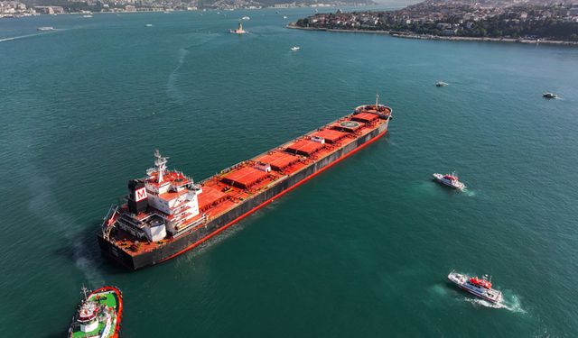 İstanbul Boğazı'nda karaya oturan yük gemisi kurtarıldı