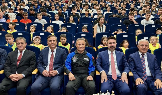 Türkiye'nin ilk astronotu Gezeravcı, Eskişehir'de öğrencilerle buluştu
