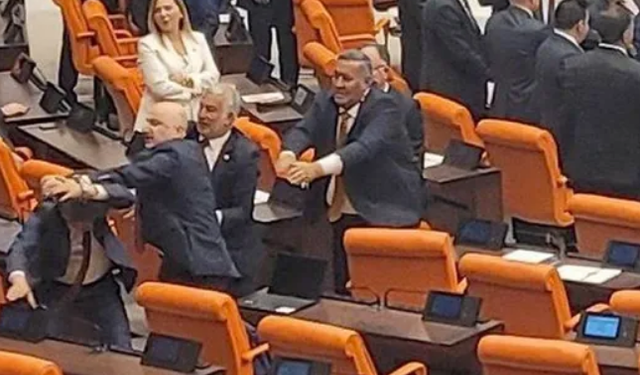 Meclis'te yumruklu kavga: AKP ve DEM Parti'li vekillerden 'hırsız' tartışması