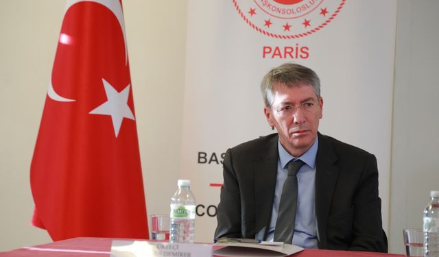 Bakan Işıkhan Paris'te Türk vatandaşlarıyla bir araya geldi