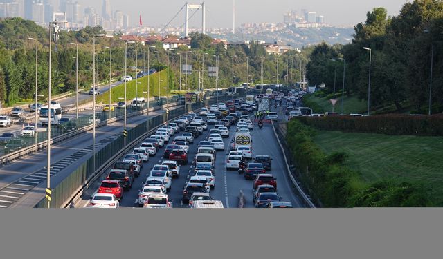 İstanbul'da haftanın son mesai gününde trafik yoğunluğu yaşanıyor