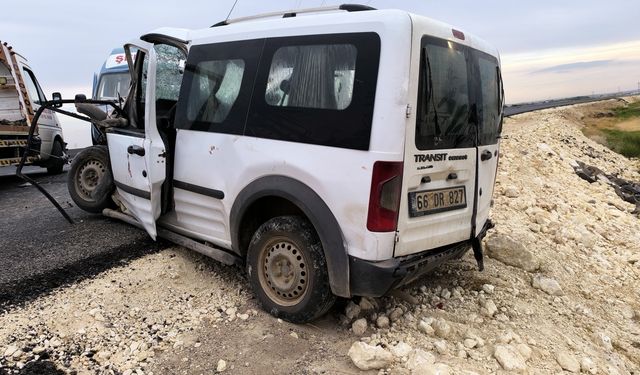 Şanlıurfa'da minibüs ile hafif ticari aracın çarpışması sonucu 1 kişi öldü, 8 kişi yaralandı