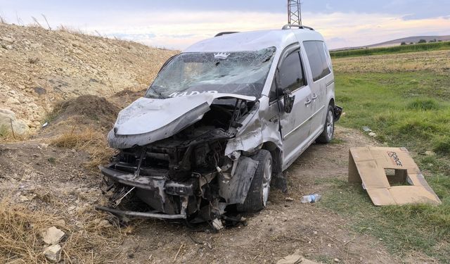 Şanlıurfa'da hafif ticari araçla otomobilin çarpışması sonucu 3 kişi yaralandı