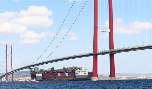 Bakan Bayraktar, Çanakkale'de Türkiye'nin ilk yüzer doğal gaz üretim platformunu karşıladı: