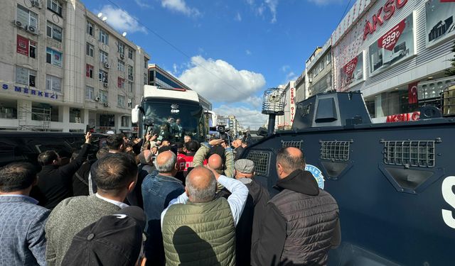 Esenyurt Meydanı'nda polis ablukası! CHP otobüsüne engelleme