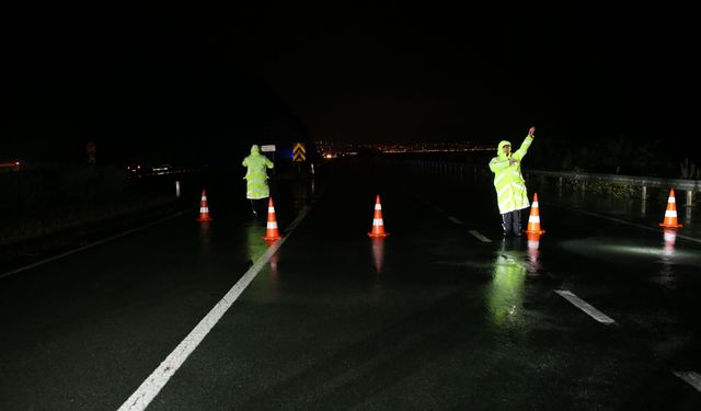 Rize'de heyelan nedeniyle Karadeniz Sahil Yolu'nun Artvin yönü ulaşıma kapandı