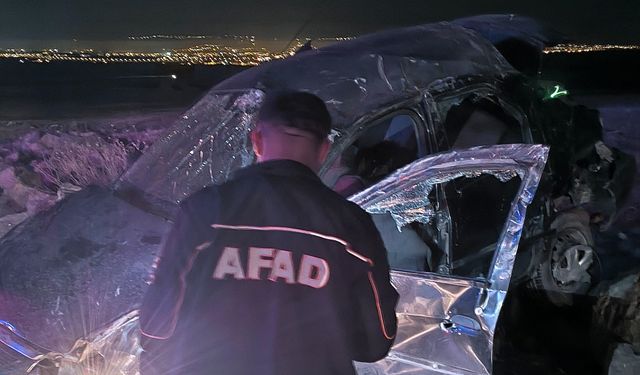 Kars'ta şarampole devrilen otomobildeki 1 kişi öldü, 2 kişi yaralandı