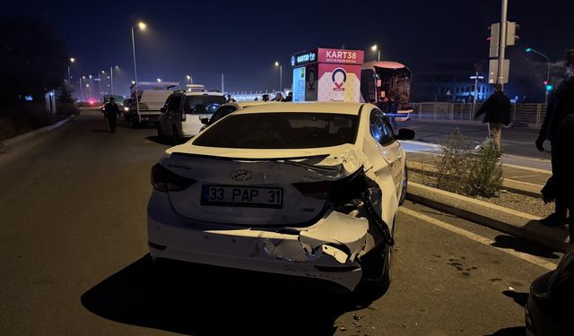 Kayseri'de yolcu otobüsü, tır ve otomobilin çarpıştığı kazada 2 kişi yaralandı