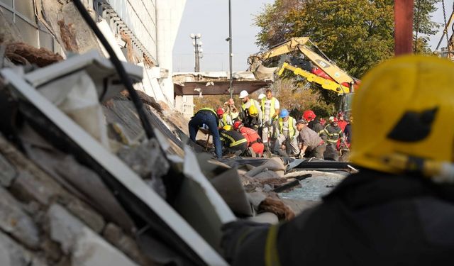 Sırbistan'da tren istasyonundaki beton sundurmanın çökmesi sonucu 8 kişi öldü