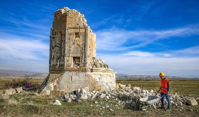 Van depremlerinde hasar gören Kara Yusuf Bey Kümbeti'nde restorasyon çalışması devam ediyor