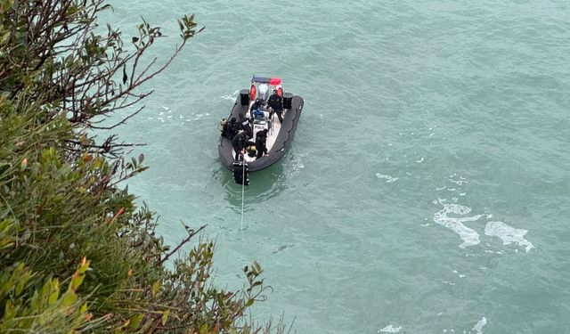 Antalya'da otomobille falezlerden denize düşüp kaybolan kişiyi arama çalışmaları sürüyor