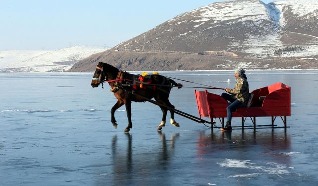 Atını donan göle alıştırmak için türkü eşliğinde antrenman yaptırdı