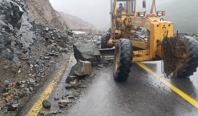 Büyükşehir Belediyesi ekipleri heyelanda kapanan Kapuzbaşı Şelaleleri yolunu açtı