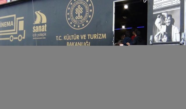 "Gezen sinema tırı" Kocaeli'de çocuklarla buluştu