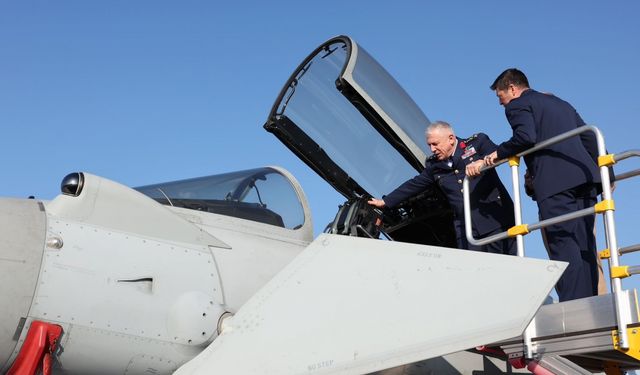 GÜNCELLEME - Eurofighter Typhoon savaş uçağı Mürted Hava Üssü'ne indi