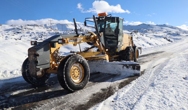 Iğdır'da kardan kapanan 12 köy yolu ekiplerce ulaşıma açıldı