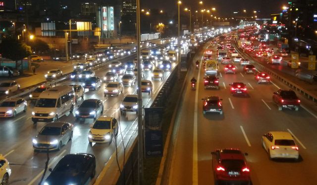 İstanbul'da akşam saatlerinde trafik yoğunluğu yaşanıyor