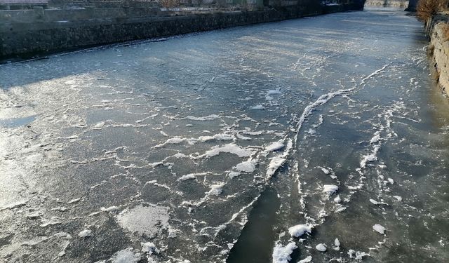 Kars Çayı soğuk hava nedeniyle kısmen buzla kaplandı